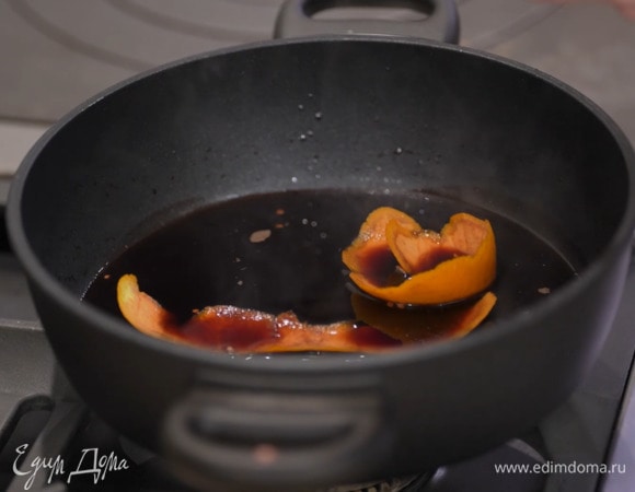 Ванильную пасту добавить к вину, все перемешать.