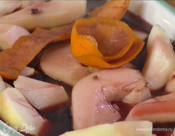 Груши выложить в жаропрочную керамическую форму и залить горячим вином со специями.