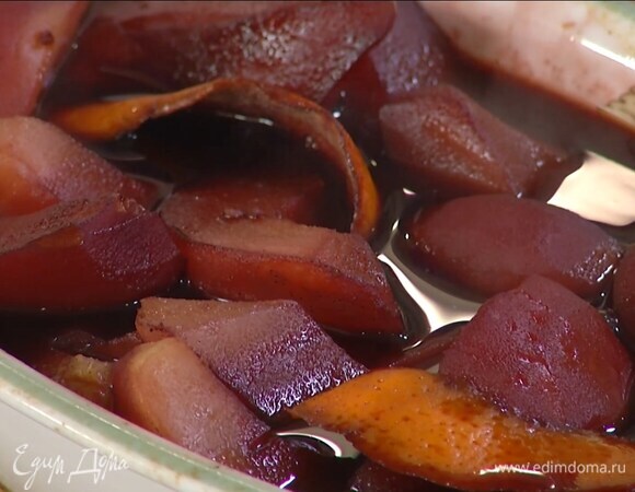 Затянуть форму фольгой, понизить температуру в духовке до 160°С и запекать час-полтора, за 15 минут до готовности фольгу снять.