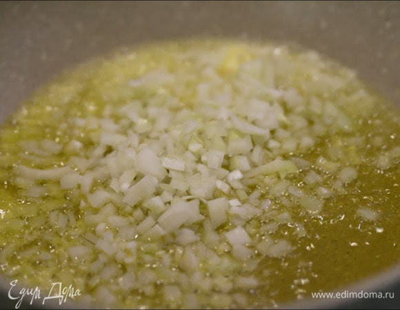 Приготовить соус болоньезе: лук почистить, мелко порубить и, разогрев в сковороде оливковое и 1 ст. ложку сливочного масла, обжарить.