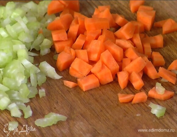 Морковь почистить и мелко порезать.