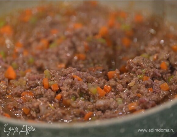 Отправить подготовленные овощи к луку, перемешать и томить на маленьком огне до мягкости, затем добавить томатную пасту, вустерширский соус и чили, все посолить, поперчить и перемешать, выложить мясо и, помешивая, обжарить.