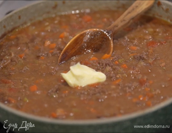 Влить в сковороду вино, увеличить огонь и выпарить алкоголь, затем добавить говяжий бульон, помидоры в собственном соку и на очень маленьком огне томить соус полтора-два часа, не накрывая крышкой. В готовый соус добавить 1 ст. ложку сливочного масла и перемешать.
