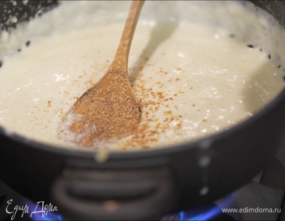 Приготовить соус бешамель: в тяжелом сотейнике разогреть сливочное масло, всыпать муку и, помешивая, заварить, затем, непрерывно помешивая, тонкой струйкой небольшими порциями молоко. В конце всыпать мускатный орех, посолить и перемешать.