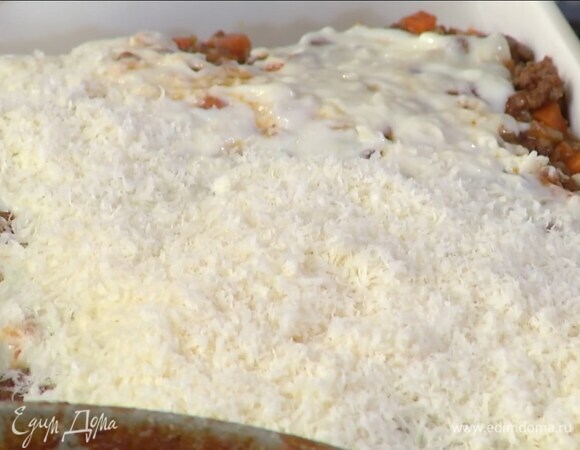 На дно керамической жаропрочной формы выложить немного соуса бешамель и равномерно распределить его, на него поместить слой листов для лазаньи, затем выложить слои в таком порядке: болоньезе, моцарелла, бешамель, листы для лазаньи, болоньезе, моцарелла, бешамель, листы для лазаньи, болоньезе, моцарелла, бешамель.