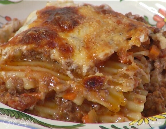 Посыпать лазанью пармезаном и запекать в разогретой духовке 40–45 минут.