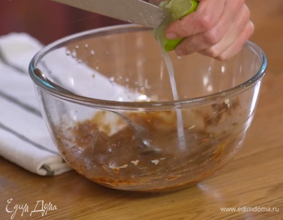 Приготовить заправку: корень имбиря почистить, натереть на мелкой терке 1 ст. ложку и выложить в глубокую миску, добавить мисо-пасту и тогараши, влить соевый соус, мирин, кленовый сироп и перемешать, затем выжать сок лайма и еще раз все перемешать.