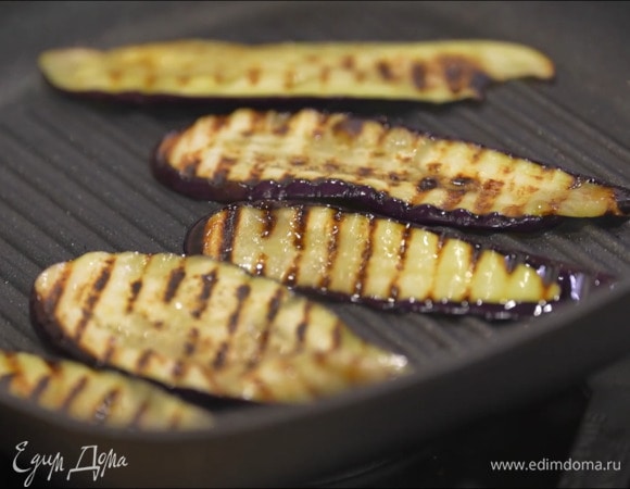 Перемешать оливковое и кунжутное масло, смазать баклажаны и обжаривать их на разогретой сковороде-гриль до появления румяных полосок с двух сторон, затем выложить на бумажное полотенце.
