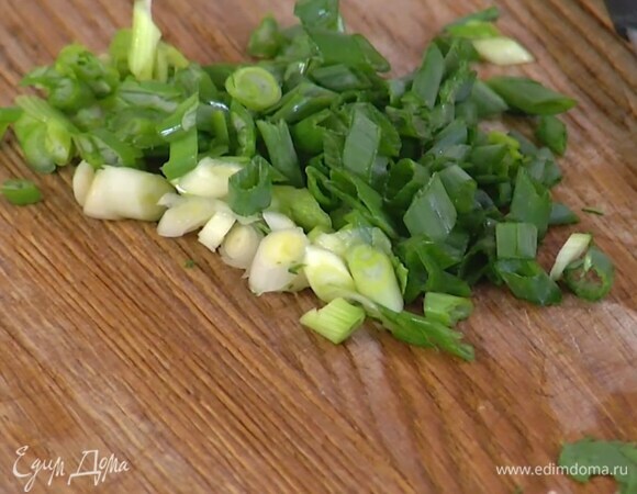 Зеленый лук тонко порезать наискосок, кинзу мелко порубить.