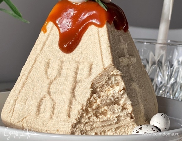 Смешиваем творожную массу и 200 г соленой карамели, хорошо перемешиваем. В пасочницу выкладываем 2 слоя марли и затем творожную массу, сверху ставим тарелочку и на нее пресс. Убираем в холодильник на ночь, после вынимаем и украшаем. 