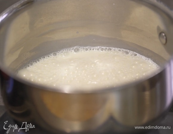 Сливки влить в сотейник, добавить мед и прогревать до появления первых пузырьков, затем добавить желатин и перемешивать, пока желатин полностью не растворится.