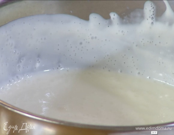 Снять сотейник со сливками с огня, добавить йогурт и перемешать все венчиком.