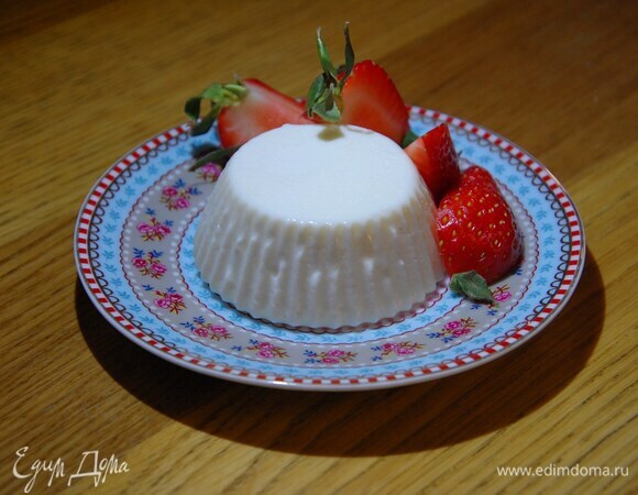 Клубнику вместе с плодоножкой разрезать вдоль на 4 части и украсить десерт.