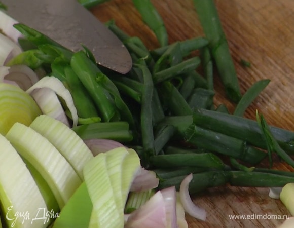 Зеленый лук тонко порезать наискосок.