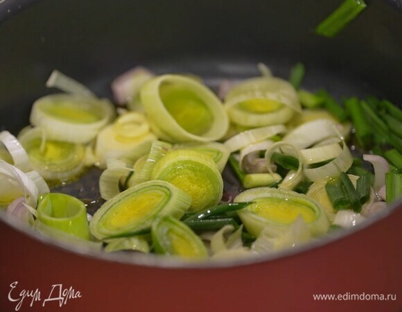 Разогреть в сотейнике оливковое масло и слегка обжарить весь лук.