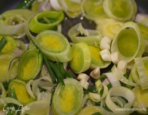 Чеснок почистить, крупно порезать, добавить к луку и обжарить все до прозрачности.