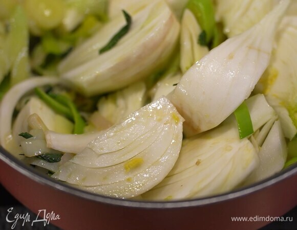 Фенхель, срезав ароматную зелень, порезать дольками, добавить в сотейник, перемешать и обжаривать несколько минут.