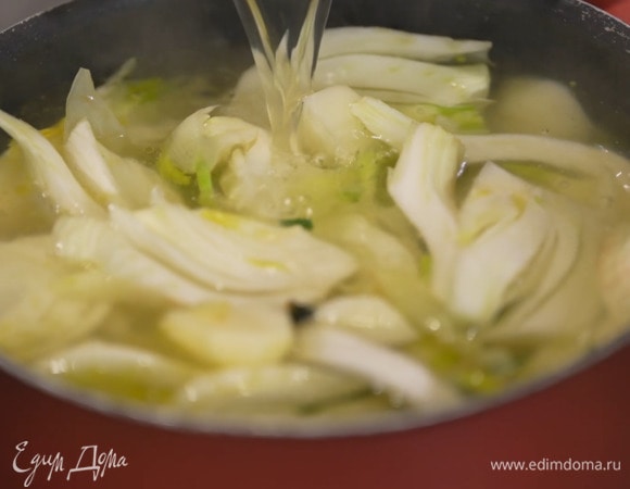 Картофель почистить, разрезать на несколько частей и отправить к остальным овощам, перемешать и залить горячим бульоном, так чтобы все было покрыто жидкостью, посолить и варить 20–30 минут.