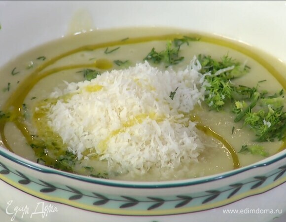 Готовые овощи взбить погружным блендером в пюре, разлить суп в тарелки, посыпать измельченной зеленью, сыром и сбрызнуть оливковым маслом Extra Virgin.