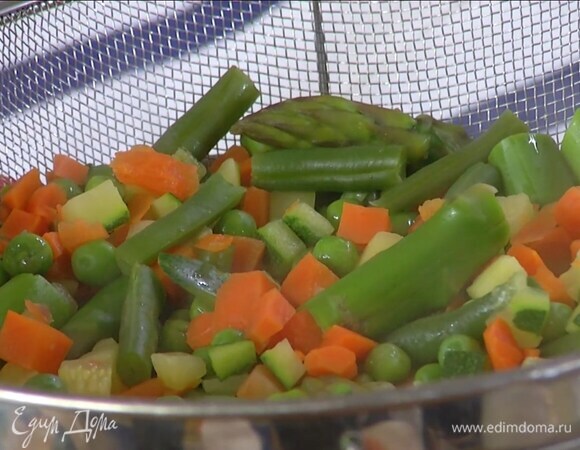 Замороженные овощи разморозить и отваривать в кипящей подсоленной воде несколько минут.