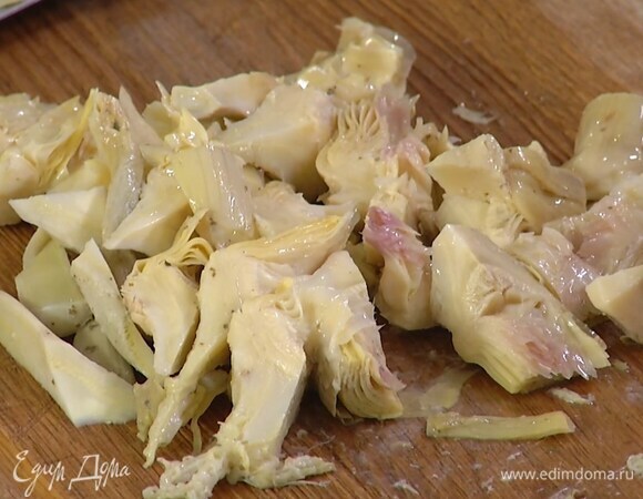 Артишоки нарезать вдоль полосками.