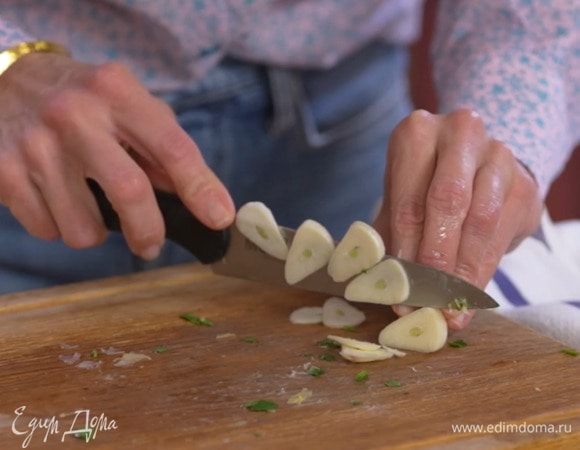 Чеснок почистить и нарезать тонкими пластинками.