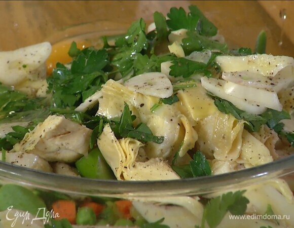 Все подготовленные овощи и зелень выложить в глубокую миску, посолить, поперчить, полить выжатым из половинки лайма соком, добавить яйца, пармезан и все перемешать.