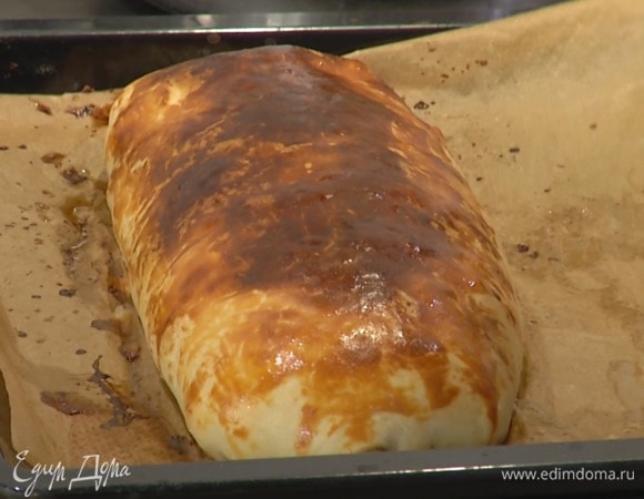 Желток перемешать со щепоткой соли, смазать штрудель сверху и выпекать в разогретой духовке 20–25 минут.