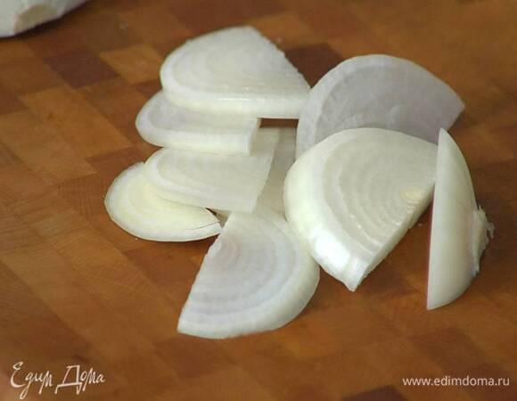 Лук почистить и нарезать тонкими полукольцами.