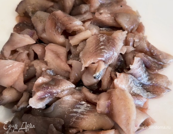 Рыбу почистить, срезать филе и нарезать крупными кусочками.