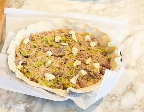 Оставшееся сливочное масло нарезать кусочками и выложить на сухари.