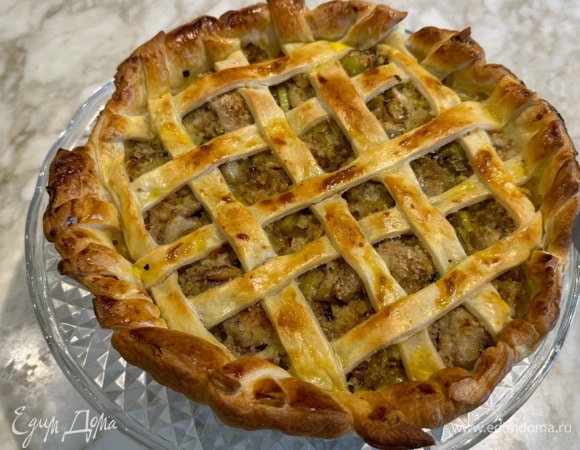 Выпекать пирог в разогретой духовке 30–35 минут.