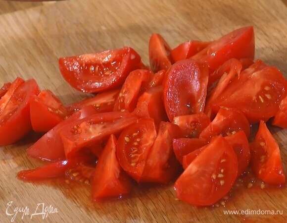 Помидоры нарезать небольшими дольками, фету — кубиками.