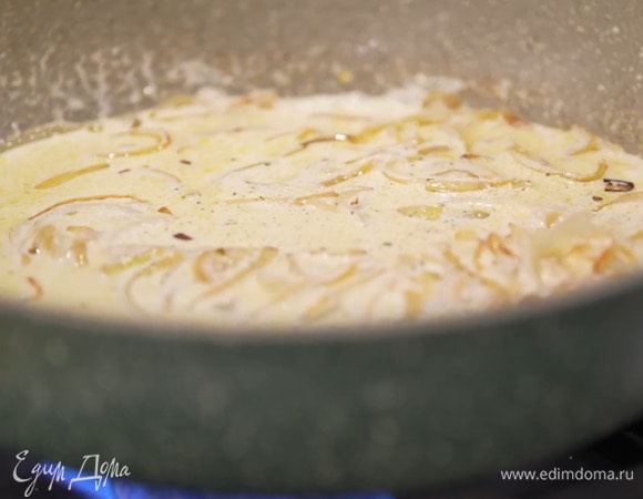 Чеснок почистить, нарезать тонкими ломтиками и выложить к луку, все слегка посолить и обжарить до золотистого цвета, затем влить сливки, добавить немного перца, мускатный орех и все прогреть.