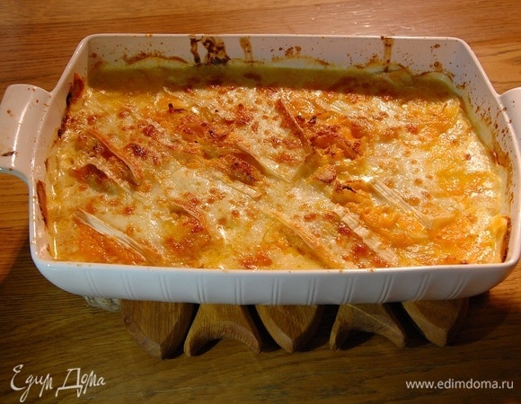 Запекать гратен в разогретой духовке около часа.