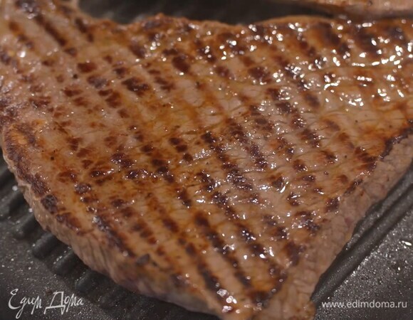 Разогреть сковороду-гриль и обжарить мясо с двух сторон почти до готовности, затем накрыть крышкой и немного потомить на маленьком огне.