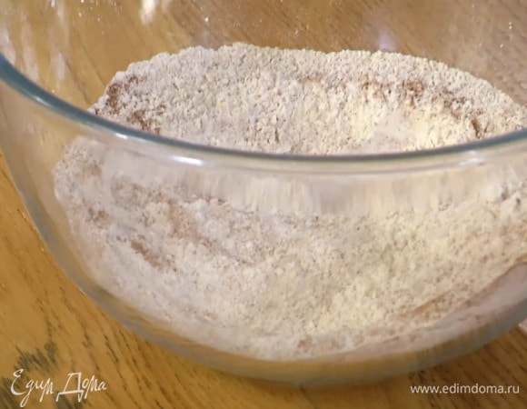 В глубокой миске перемешать оба вида муки, миндаль, разрыхлитель, корицу, имбирь, мускатный орех и соль.