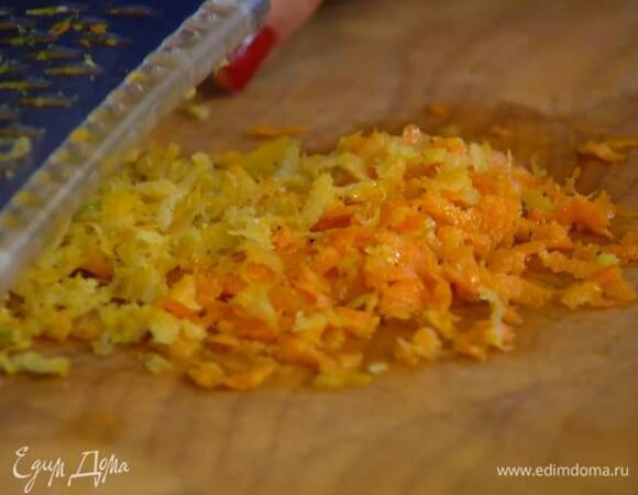 Цедру апельсина и лимона натереть на мелкой терке.