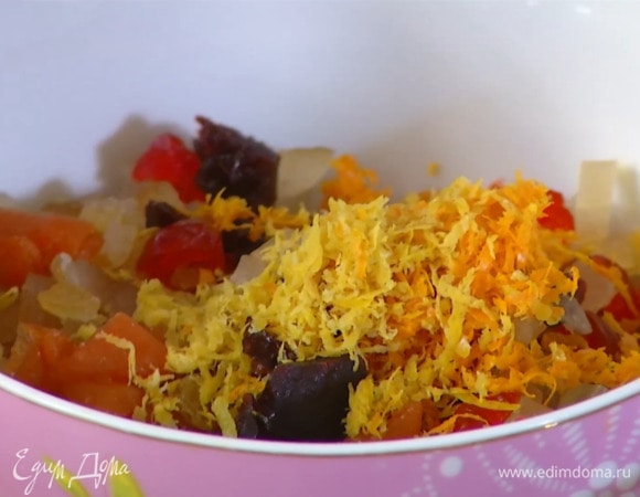 Все сухофрукты перемешать, добавить цедру и залить 50 мл выжатого из апельсина сока.