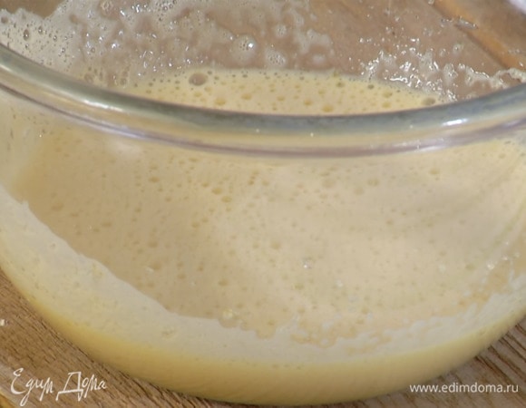 Сахар с яйцами взбить миксером в светлую массу, добавить погашенную лимонным соком соду и перемешать.