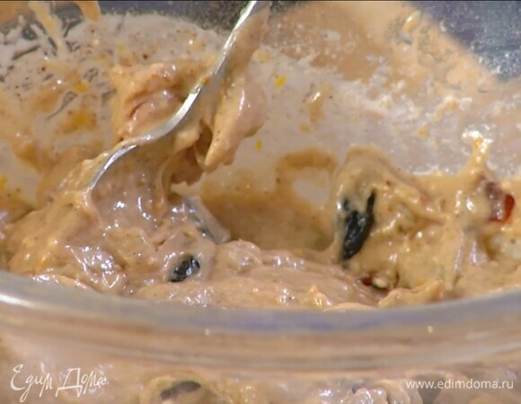 Продолжая взбивать, тонкой струйкой влить к яйцам 170 мл оливкового масла и всыпать муку со специями, затем добавить замоченные в соке сухофрукты и все вымешать.