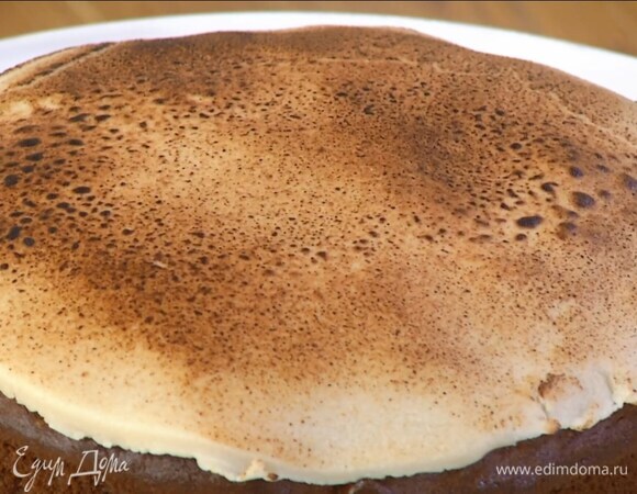 На готовый пирог выложить второй марципановый круг и обжечь кулинарной горелкой.