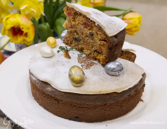 Посыпать пирог сахарной пудрой, украсить пасхальными яичками и веточками тимьяна.