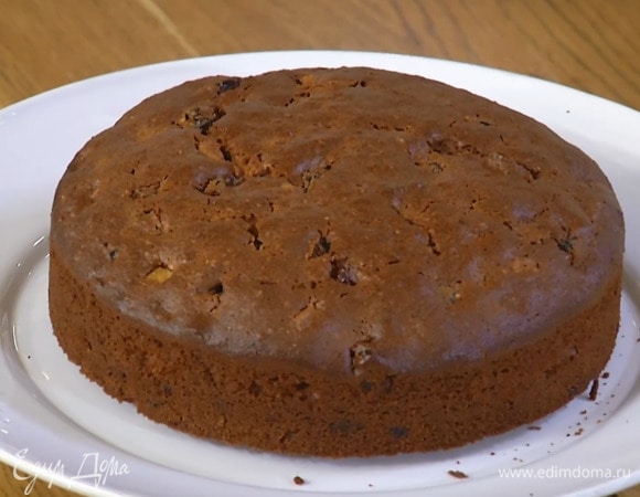 Марципановую массу раскатать в два тонких круга по размеру формы, выложить один на тесто в форме, сверху равномерно распределить оставшееся тесто и выпекать в разогретой духовке час-полтора.