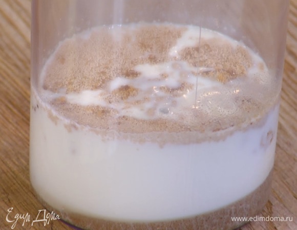 Приготовить опару: в теплое молоко всыпать дрожжи, сахар и все перемешать, чтобы дрожжи и сахар полностью растворились.