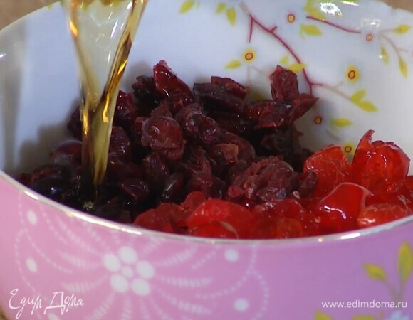 Вишню и клюкву залить ромом, перемешать и дать ягодам впитать алкоголь.