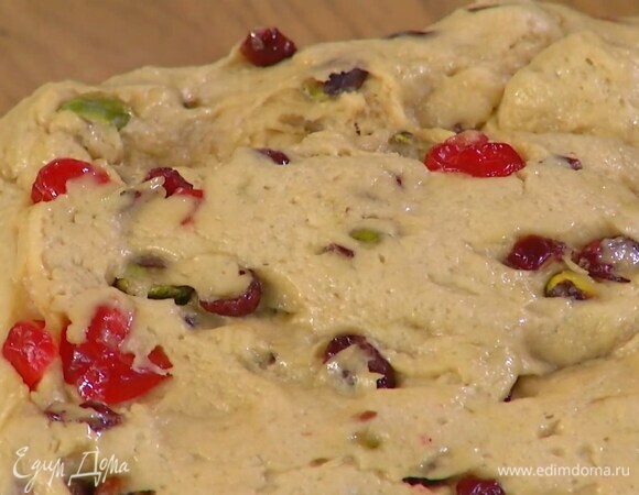 Переложить тесто в чашу с плотной закрывающейся крышкой и на полтора часа отправить на расстойку в разогретую до 45°С духовку, рядом с тестом поставить емкость с водой.