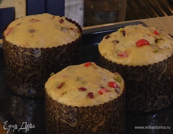 Подошедшее тесто выложить на рабочую поверхность и слегка обмять руками, затем разделить на 3 части по 720 г каждая, сформировать из них шары, выложить в бумажные формы для куличей и вернуть на расстойку в духовку на полтора часа.