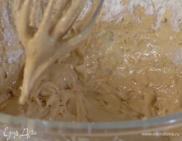 Приготовить макаронаж: яичные белки взбить блендером с насадкой-венчиком, небольшими порциями всыпать сахар, каждый раз взбивая, затем добавить молотый миндаль, крахмал и взбить все в густую однородную массу.