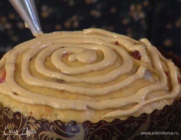 Переложить макаронаж в кондитерский мешок, срезать кончик, спиралями покрыть подошедшие куличи и выпекать их в разогретой духовке 35–40 минут.